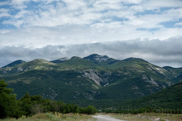 녹색 벨레비트 산맥, 큰 흰색 구름 - paling 뉴스 사진 이미지