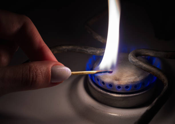 ein brennendes spiel entzündet das gas des hausgasherds in der küche - house burning color image danger stock-fotos und bilder