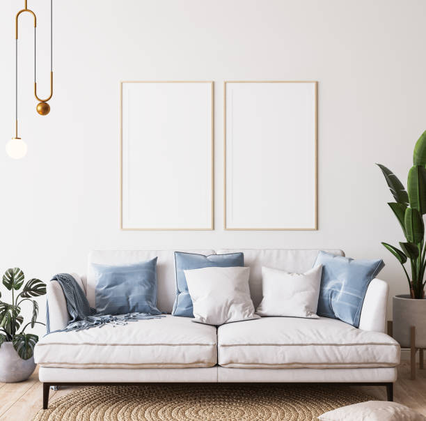 maqueta de póster en habitación moderna y luminosa, sofá blanco con cojines azules y plantas verdes sobre fondo mínimo - cushion sofa pillow indoors fotografías e imágenes de stock