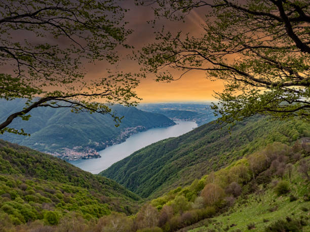 пейзаж озера комо с горы колменьон - lake como water italy sunset стоковые фото и изображения