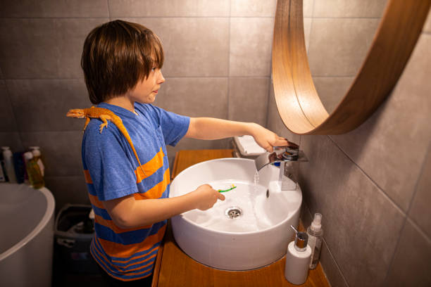 istock Time to brush teeth before or after bed 1318337396