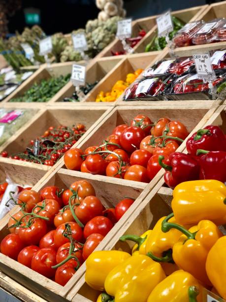 食品市場での販売のための美しく、カラフルな野菜 - leaf vegetable freshness vegetable market ストックフォトと画像