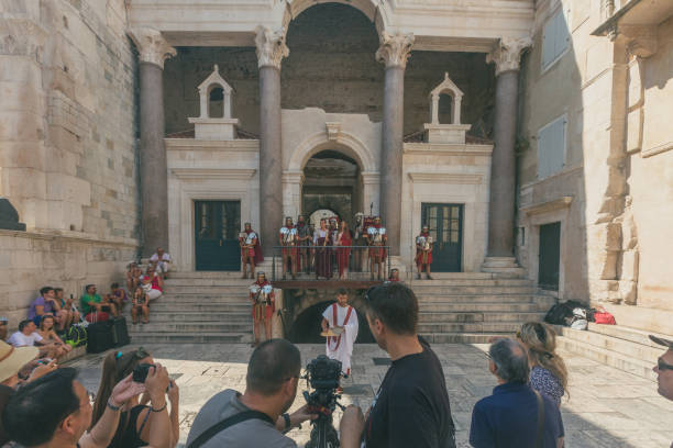 filminspelning på diocletian palace med skådespelare i romerska kostymer - foton med speaker bildbanksfoton och bilder