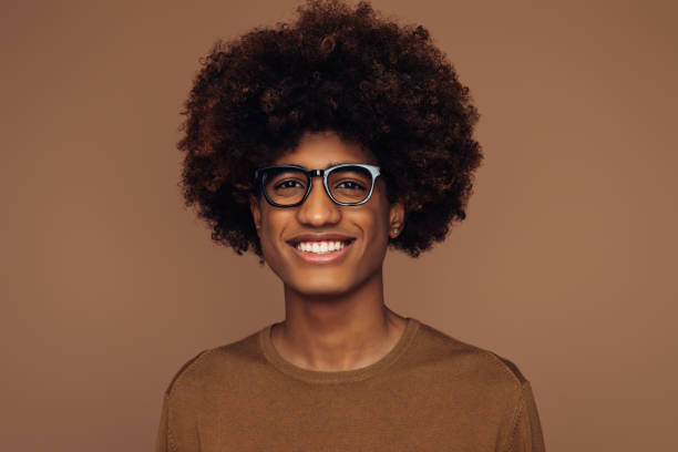 hombre afroamericano emocional con peinado africano - afro man fotografías e imágenes de stock