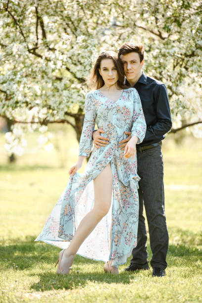 retrato completo de um jovem casal bonito abraçando - portrait adults apple tree cherry tree - fotografias e filmes do acervo