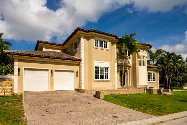 foto eines gehobenen einfamilienhauses in miami beach auf den venezianischen inseln - detached house fotos stock-fotos und bilder