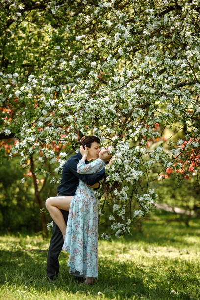 retrato completo de um jovem casal bonito abraçando - portrait adults apple tree cherry tree - fotografias e filmes do acervo