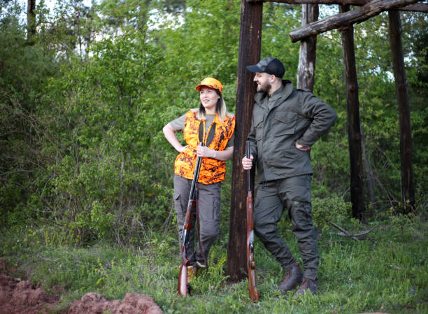 мужчина и женщина охота фазанов запас фото - pheasant hunter стоковые фото и изображения