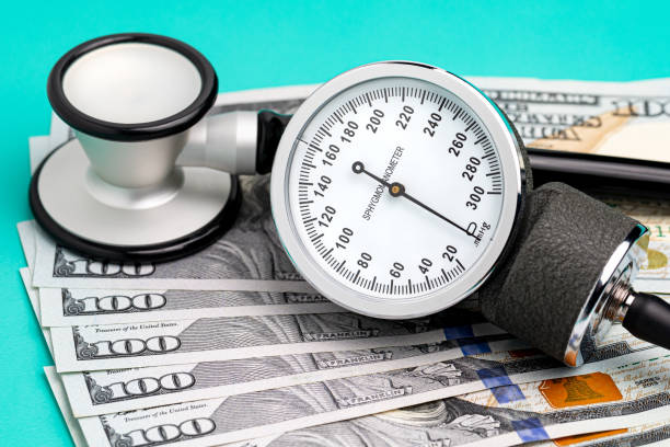 stetoscopio, sphygmomanometro e denaro in contanti. concetto di assistenza sanitaria, assicurazione sanitaria e spese mediche. - currency stethoscope medicare usa foto e immagini stock