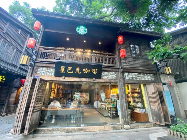 중국 푸저우의 스타벅스 커피숍 - starbucks commercial sign store coffee 뉴스 사진 이미지