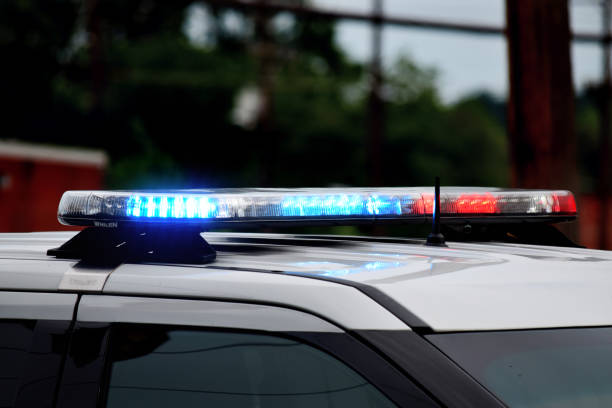закрыть полицейский автомобиль мигающие огни - police station flash стоковые фото и изображения