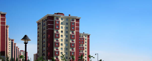 stadtbild von wohngebäuden - sunny apartment window sky stock-fotos und bilder