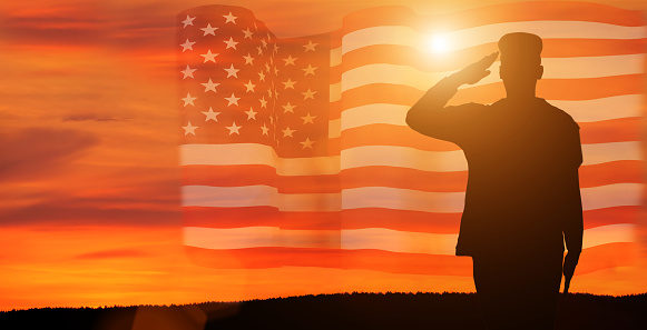 Soldado del ejército de EE.UU. con bandera de la nación. Tarjeta de felicitación para el Día de los Veteranos, Día de los Caídos, Día de la Independencia. Celebración en Estados Unidos. photo