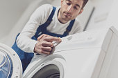 professioneller-reparaturmeister-der-eine-waschmaschine-repariert.jpg?b=1&s=170x170&k=20&c=tw99AKByCqJhaRRjM37ETfPd20SRlvlpFg5_Ej1gIhw=