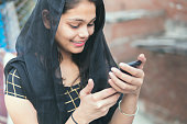 indische-junge-frau-bedeckt-sie-mit-schwarzer-dupatta-und-sprechen-auf-handy.jpg?b=1&s=170x170&k=20&c=oZfriGqkjSn23rNnq7dcgNjjsyprzyj2y6aBS4pt_v0=