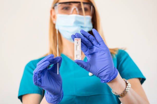 Healthcare specialist making Covid-19 antigenic test. COVID-19 virus disease diagnostic,doctor holding Coronavirus test cassette,rapid strep (RST) kit,quick antigen detection testing especialista en salud que realiza la prueba antigénica covid-19. diagnóstico de la enfermedad por el virus covid-19, médico que sostiene casete de prueba de coronavirus, kit de estreptococo rápido (rst), pruebas rápidas de detección de antígenos