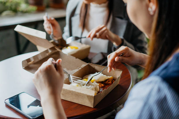 azjatyckie biznesmenki, które zabierają jedzenie podczas przerwy obiadowej - lunch box zdjęcia i obrazy z banku zdjęć