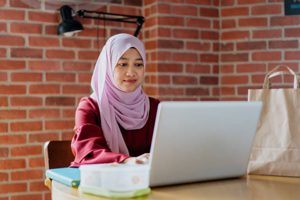 istock Malay businesswoman using laptop during lunch time 1318416234