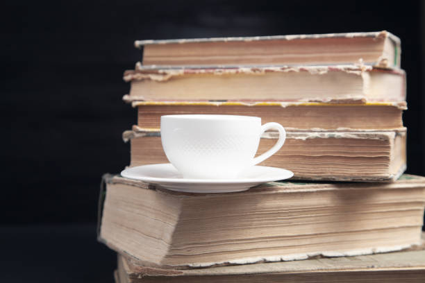 impila libro e tazza di caffè su sfondo nero. - 5934 foto e immagini stock