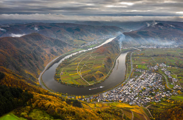 mosel river bend - moselschleife in germany - renânia imagens e fotografias de stock