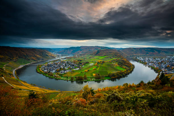 ドイツのモーゼル川ベンド - german culture germany vineyard village ストックフォトと画像