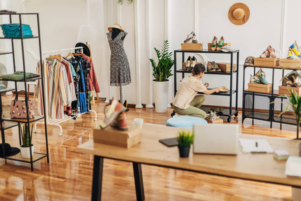 istock Saleswoman working in boutique 1318423671
