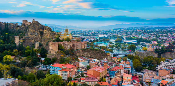vista panoramica di tbilisi, georgia - kura river immagine foto e immagini stock