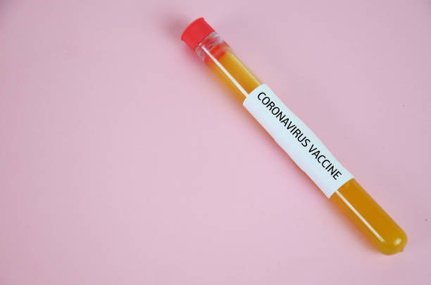 test tube with yellow vaccine on an oozing background, the inscription coronavirus vaccine measles, rubella or hpv vaccine and syringe with needle vaccination for baby, child, woman or man shot, medicine vial dose injection. tubo de ensayo con vacuna amarilla sobre un fondo rezumante, la vacuna contra el coronavirus de inscripción. vacuna contra el sarampión, la rubéola o el vph y la jeringa con vacunación con aguja para la vacuna del bebé, el niño, la mujer o el hombre,
