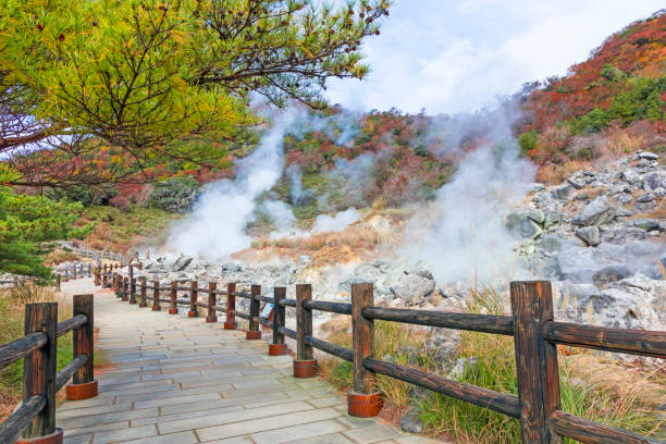 unzen hellは、九州の温泉第一位に選ばれた、unzen温泉内の有名な観光地です。 - sulphur ストックフォトと画像