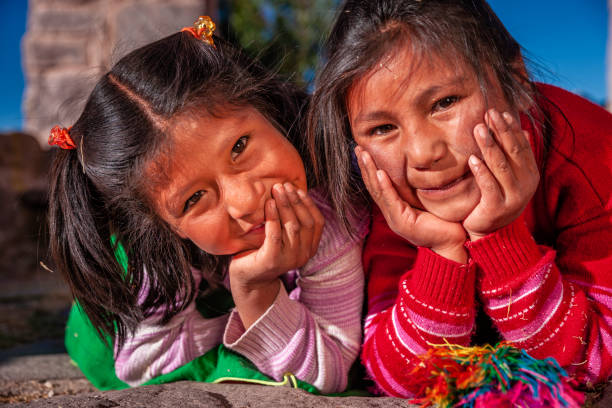 meninas peruanas na ilha taquile, lago titicaca, peru - indian culture child little girls indigenous culture - fotografias e filmes do acervo