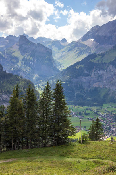 スイスアルプスのカンデルシュテグの登山道 - european alps mountain beauty in nature oeschinen lake ストックフォトと画像