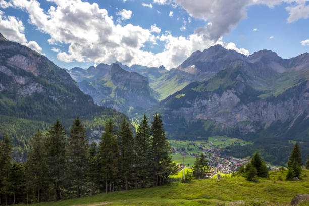 スイスアルプ�スのカンデルシュテグの登山道 - european alps mountain beauty in nature oeschinen lake ストックフォトと画像