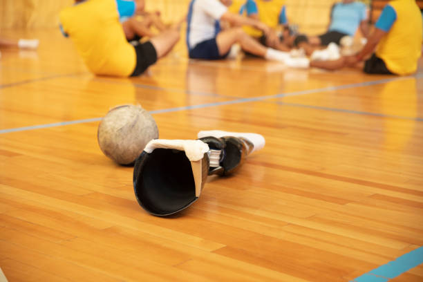 Two prothetic legs are lying on the volleyball court