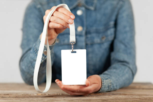 namensschild in den händen der menschen. persönliche sicherheitsidentifikation, mockup - ausweisdokument stock-fotos und bilder