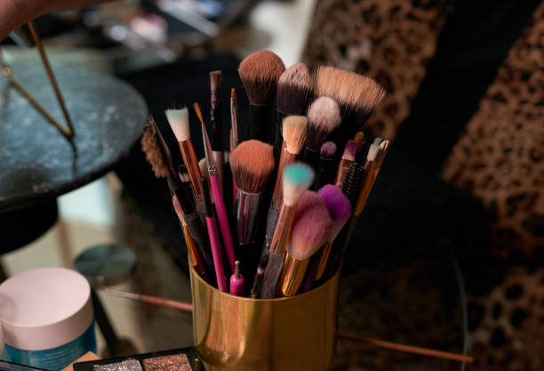 toma de cepillos de maquillaje en un recipiente en una mesa entre bastidores - makeover series fotografías e imágenes de stock