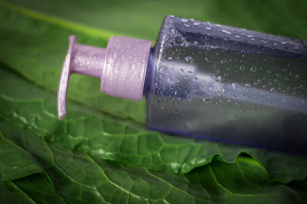 słoik żelu do mycia na tle liści. - liquid soap purple isolated cosmetics zdjęcia i obrazy z banku zdjęć