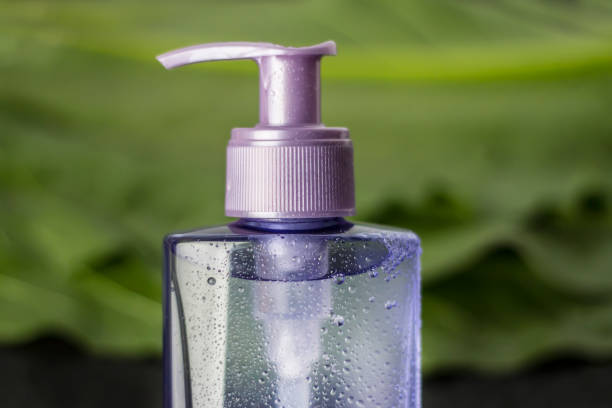 słoik żelu do mycia na tle liści. - liquid soap purple isolated cosmetics zdjęcia i obrazy z banku zdjęć