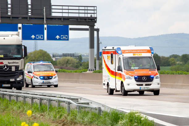 notarzt - voiture de médecins d’urgence - ambulance healthcare and medicine germany car photos et images de collection