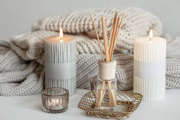 accogliente composizione della casa con candele, bastoncini aromatici e un elemento a maglia. - relaxation candlestick holder decor decoration foto e immagini stock