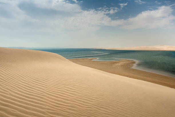 il mare interno, qatar. - qatar foto e immagini stock