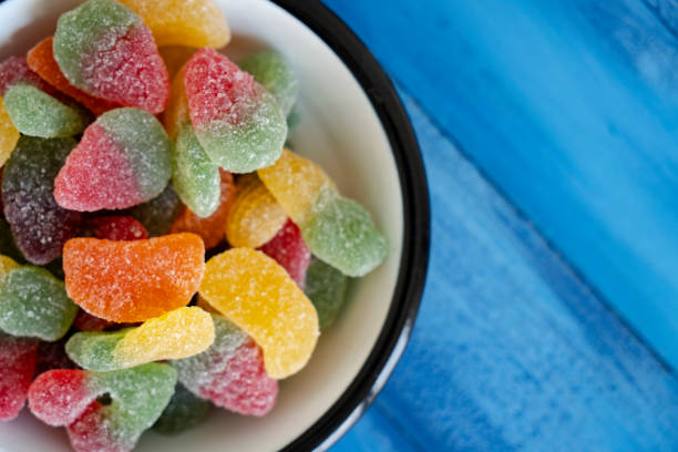bonbons de sucre doux colorés de gelée - gum drop copy space sweet food gelatin dessert photos et images de collection