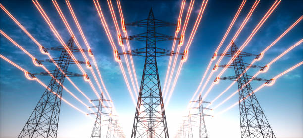 wieże przesyłowe energii elektrycznej z czerwonymi świecącymi przewodami - elektryczność zdjęcia i obrazy z banku zdjęć