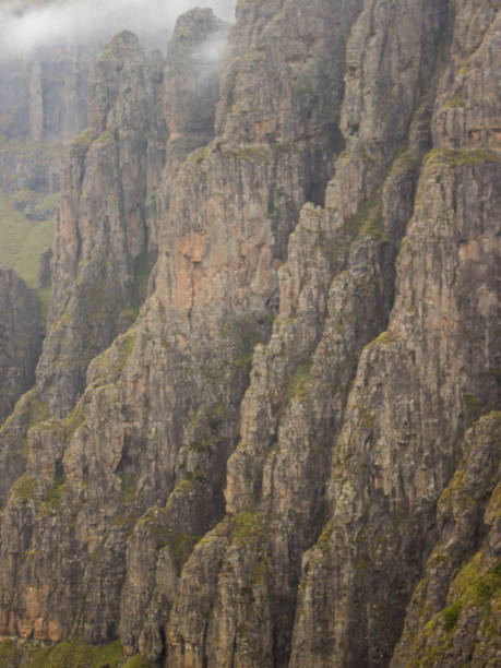 крупным планом выветрив, зубчатые скалы базальта в горах дракенсберг - weatherd стоковые фото и изображения
