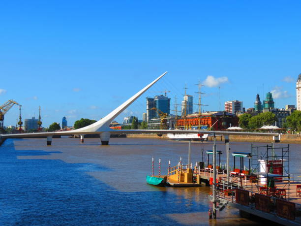 lungomare di puerto madero e ponte della donna (puente de la mujer) . - rio de la plata foto e immagini stock