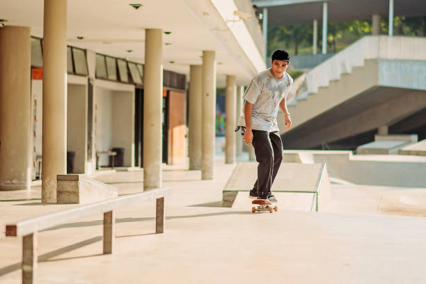 asiatische männliche skateboarding in einem skatepark - extreme skateboarding action balance motion stock-fotos und bilder