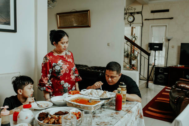 istock family muslim Iftar for Ramadan 1318482407