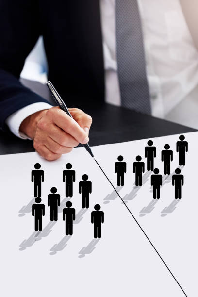 обрезанный снимок бизнесмена, рисующего разделительную линию между двумя группами людей - arbitration agreement стоковые фото и изображения