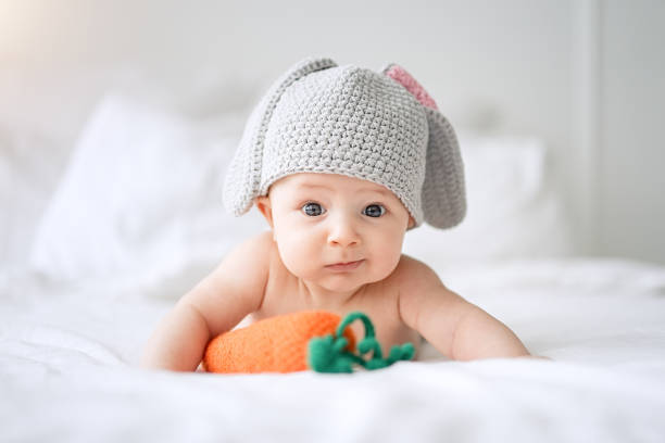 enfant avec des oreilles de lapin et se trouvant sur un bâti avec - baby carrot photos et images de collection