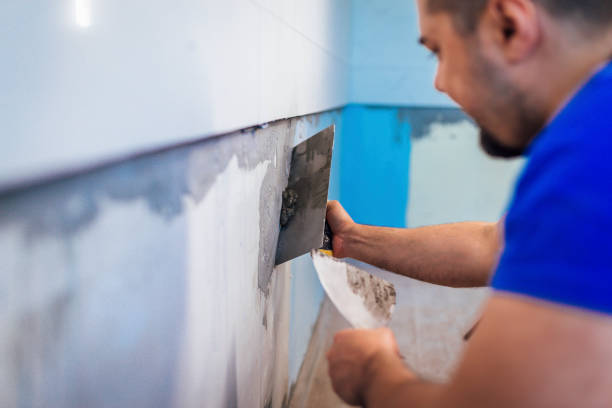 istock Installation of tiles 1318490782