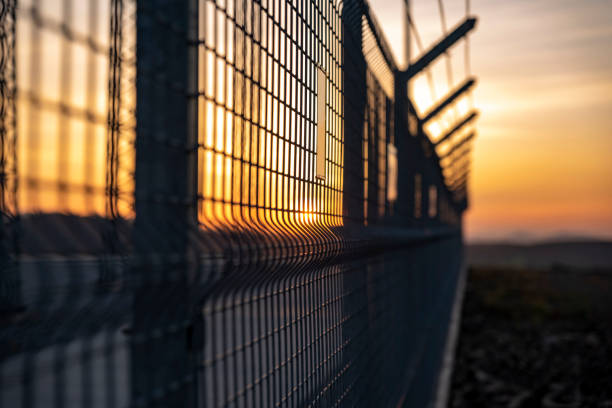 area filo spinato - topics barbed wire fence chainlink fence foto e immagini stock